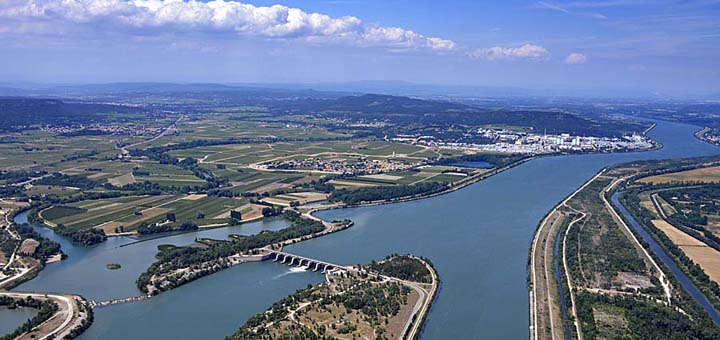 vue aérienne du rhône, seul fleuve reliant la Méditerranée à l’Europe du Nord